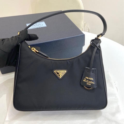 99.9新Prada普拉達 黑金hobo 黑色尼龍腋下包  無瑕疵 芯片款 尺寸：23*16*6 附件：盒子 塵袋。