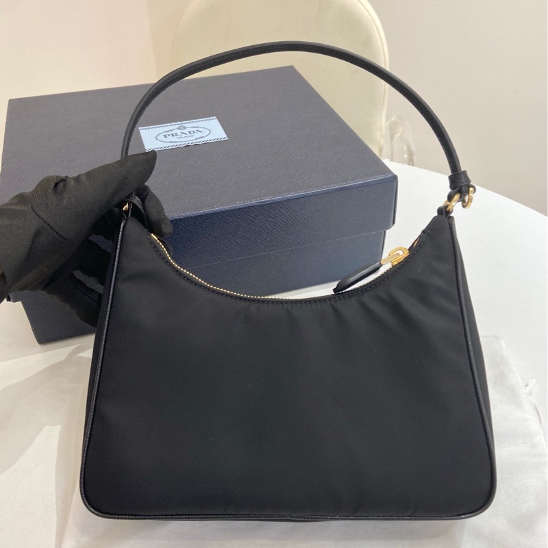 99.9新Prada普拉達 黑金hobo 黑色尼龍腋下包  無瑕疵 芯片款 尺寸：23*16*6 附件：盒子 塵袋。-1