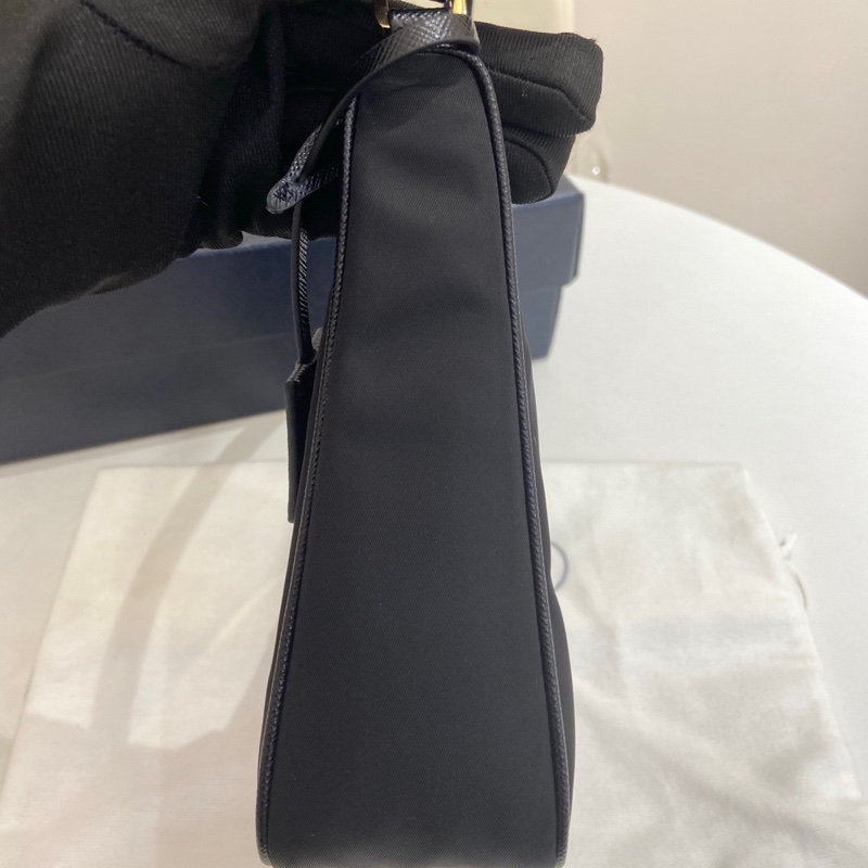 99.9新Prada普拉達 黑金hobo 黑色尼龍腋下包  無瑕疵 芯片款 尺寸：23*16*6 附件：盒子 塵袋。-2