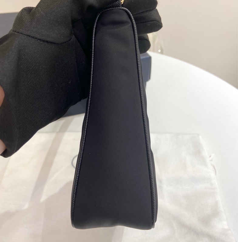 99.9新Prada普拉達 黑金hobo 黑色尼龍腋下包  無瑕疵 芯片款 尺寸：23*16*6 附件：盒子 塵袋。-3