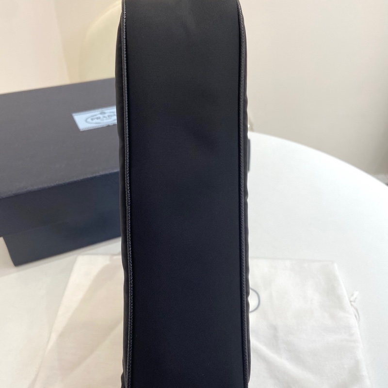 99.9新Prada普拉達 黑金hobo 黑色尼龍腋下包  無瑕疵 芯片款 尺寸：23*16*6 附件：盒子 塵袋。-4