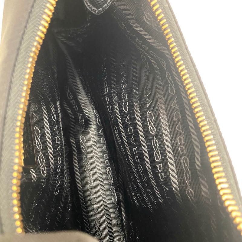 99.9新Prada普拉達 黑金hobo 黑色尼龍腋下包  無瑕疵 芯片款 尺寸：23*16*6 附件：盒子 塵袋。-5