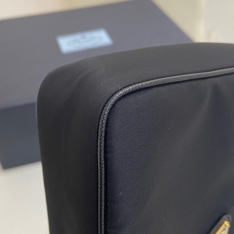 99.9新Prada普拉達 黑金hobo 黑色尼龍腋下包  無瑕疵 芯片款 尺寸：23*16*6 附件：盒子 塵袋。-7