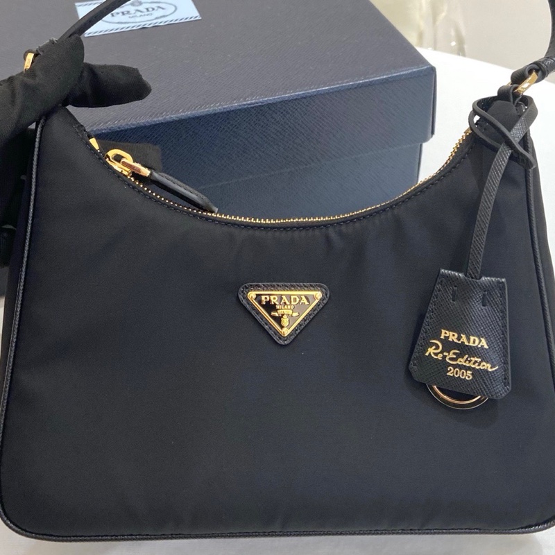 99.9新Prada普拉達 黑金hobo 黑色尼龍腋下包  無瑕疵 芯片款 尺寸：23*16*6 附件：盒子 塵袋。-8