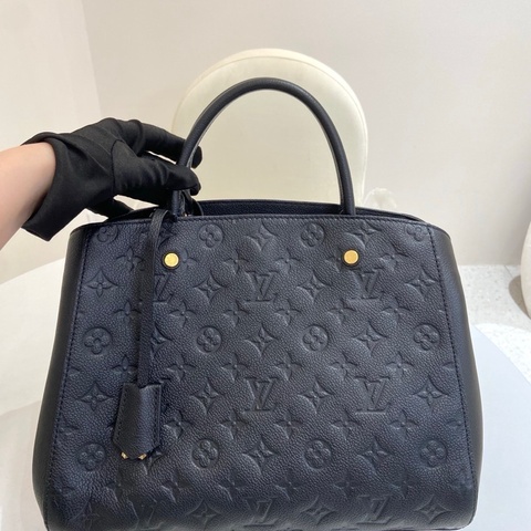 LV 路易威登 黑色全皮壓紋蒙田中號手提斜挎包  尺寸：29.5*11*23 附件：肩帶 鎖具。
