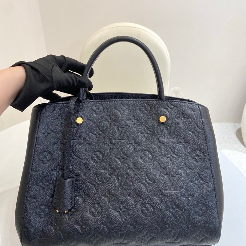 LV 路易威登 黑色全皮壓紋蒙田中號手提斜挎包  尺寸：29.5*11*23 附件：肩帶 鎖具。-0