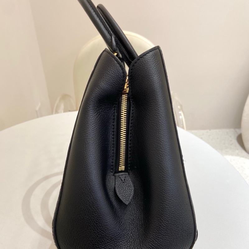 LV 路易威登 黑色全皮壓紋蒙田中號手提斜挎包  尺寸：29.5*11*23 附件：肩帶 鎖具。-2