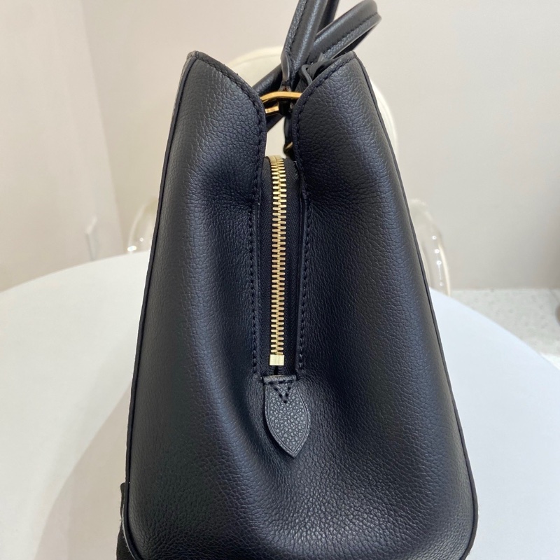 LV 路易威登 黑色全皮壓紋蒙田中號手提斜挎包  尺寸：29.5*11*23 附件：肩帶 鎖具。-3