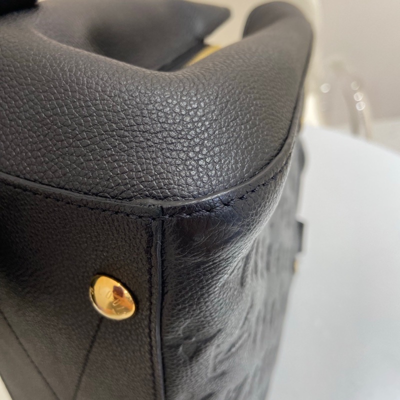 LV 路易威登 黑色全皮壓紋蒙田中號手提斜挎包  尺寸：29.5*11*23 附件：肩帶 鎖具。-4