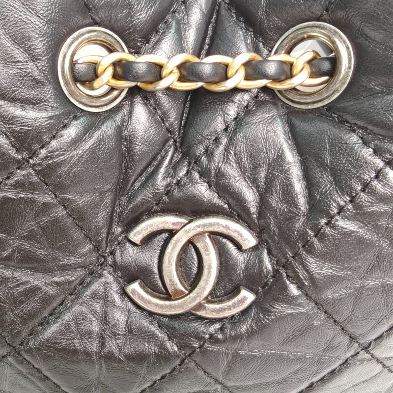 CHANEL GABRIELLE流浪雙肩包小號黑色牛皮28開金銀扣菱格紋肩背包-4