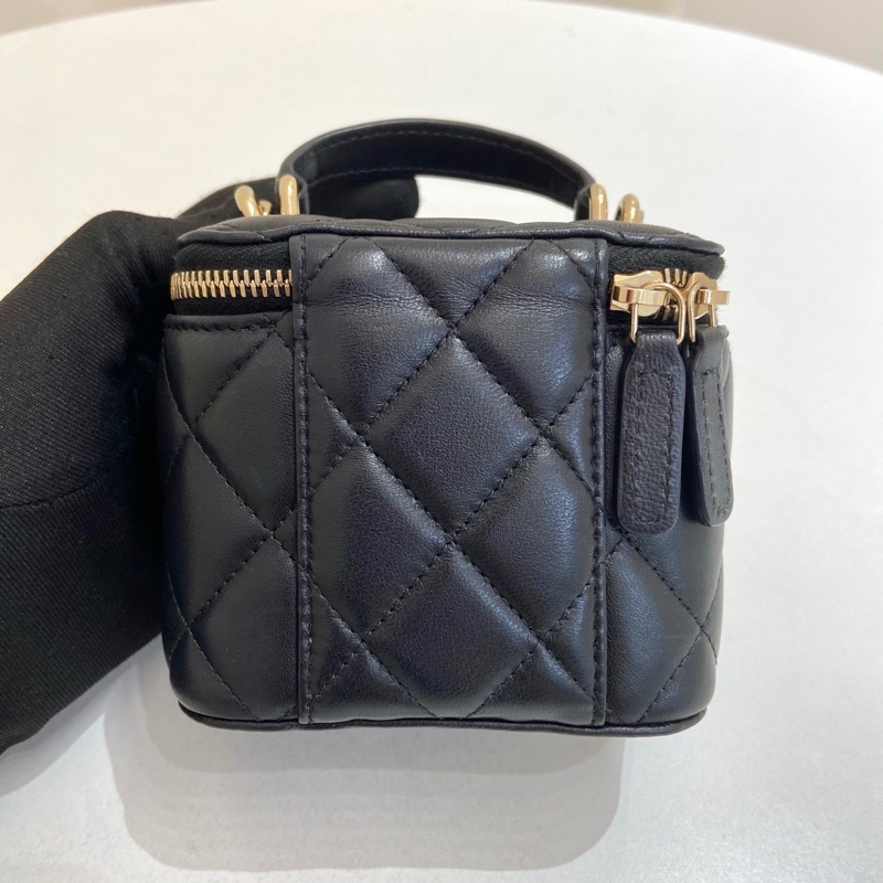 Chanel 香奈兒黑金牛皮化妝小盒子  芯片款 尺寸：10*7*9 附件：無。-1