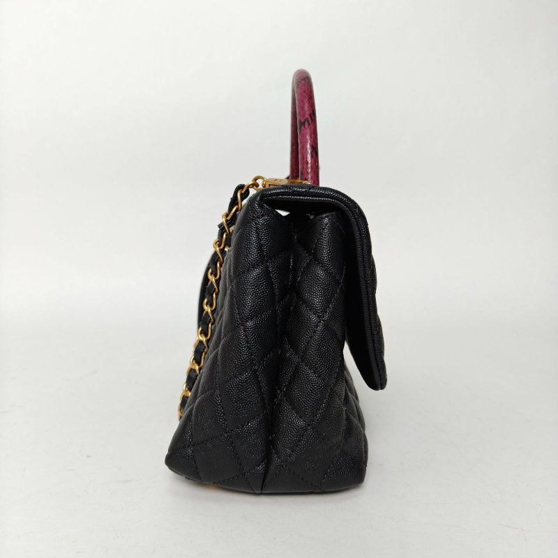 CHANEL CocoHandle中號29黑色荔枝牛皮26開金扣肩背包-1