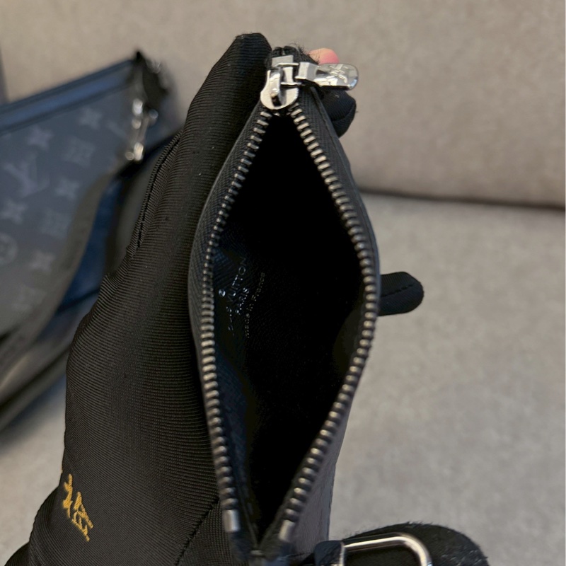 LV黑老花二合一側背包-6