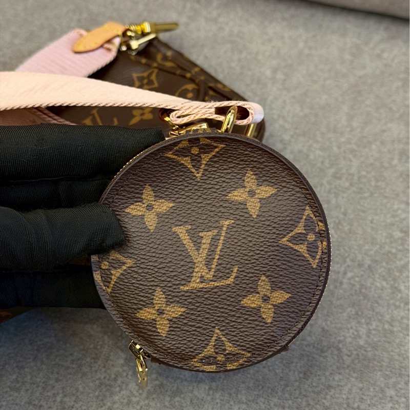 LV粉色五合一側背包-8