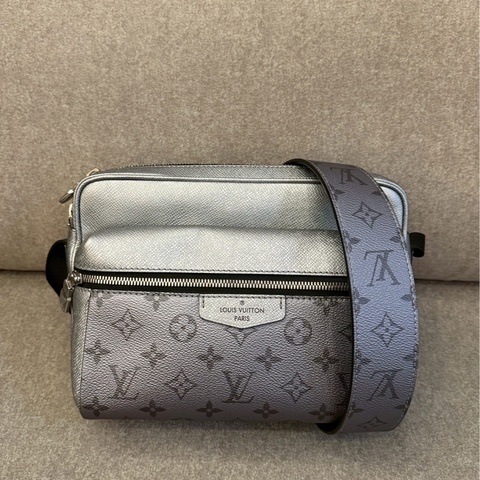 LV 限定款銀郵差包