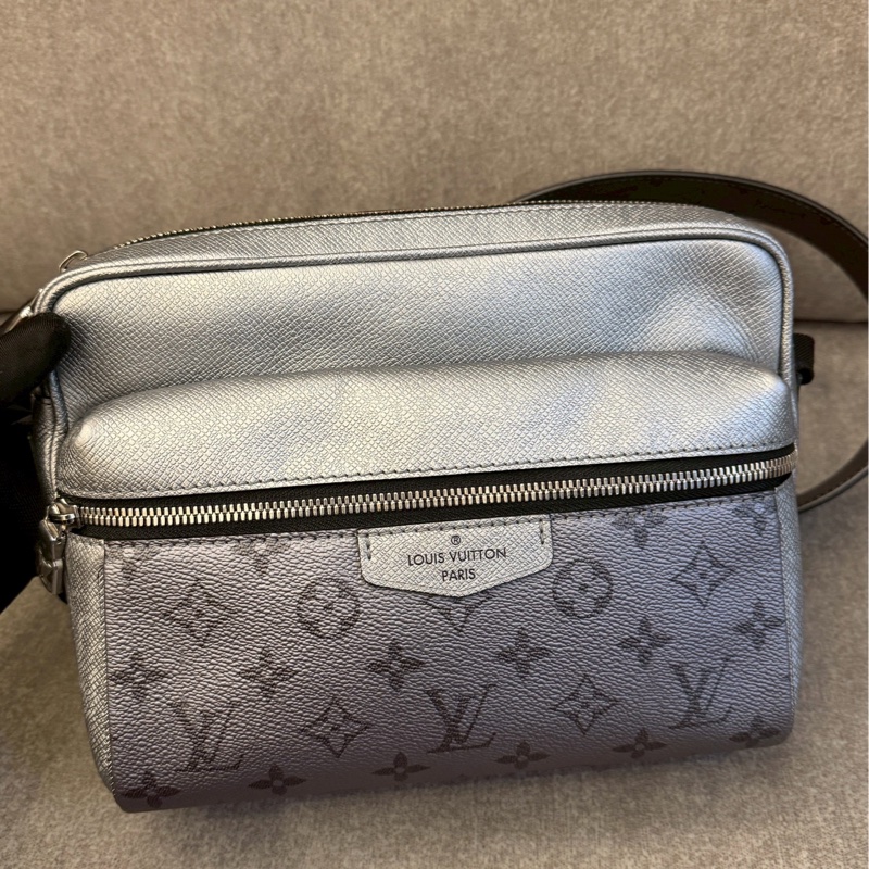 LV 限定款銀郵差包-1