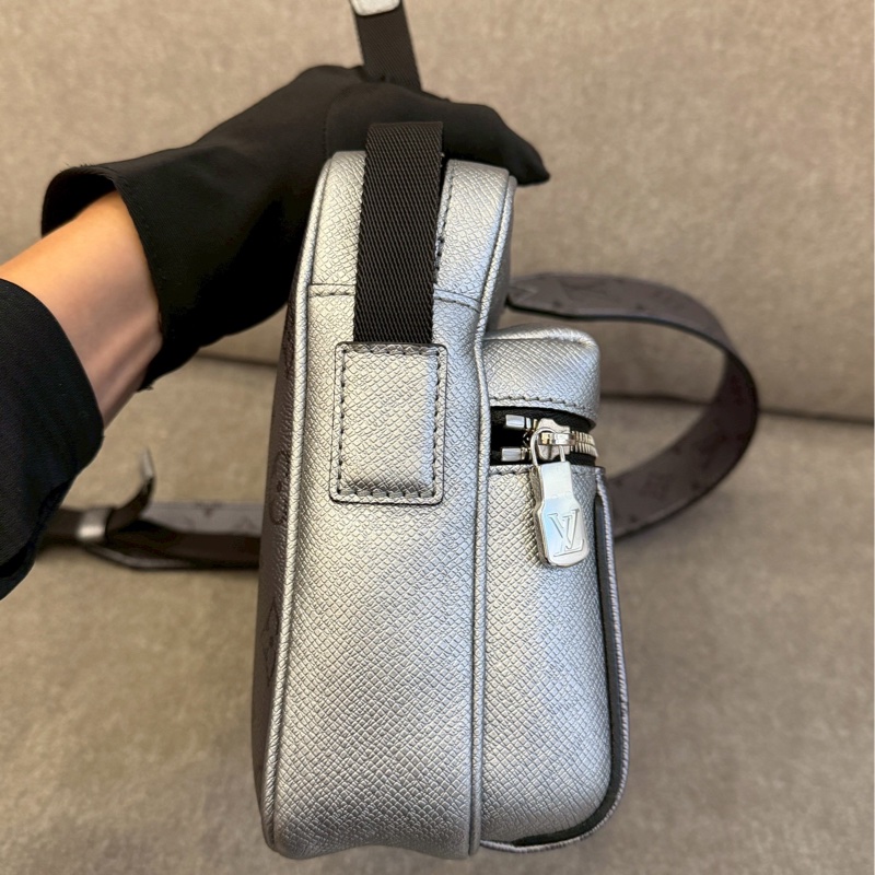LV 限定款銀郵差包-2