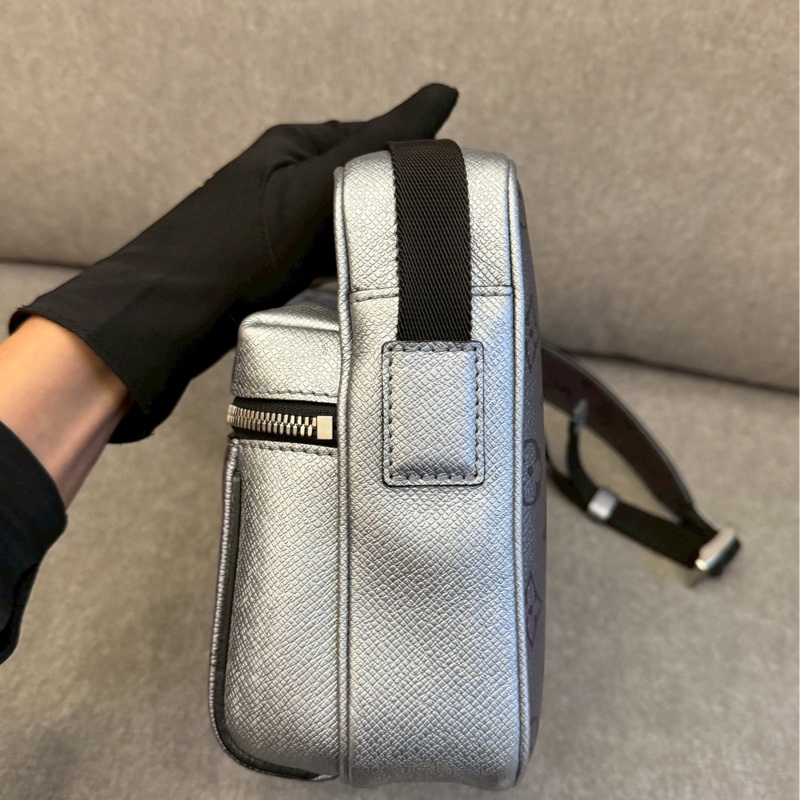 LV 限定款銀郵差包-3