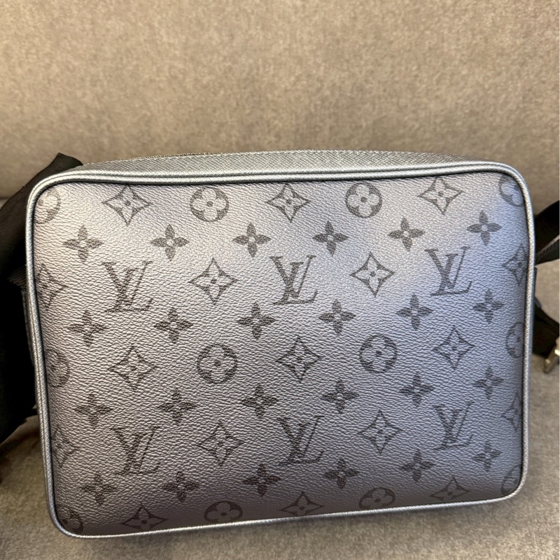 LV 限定款銀郵差包-4