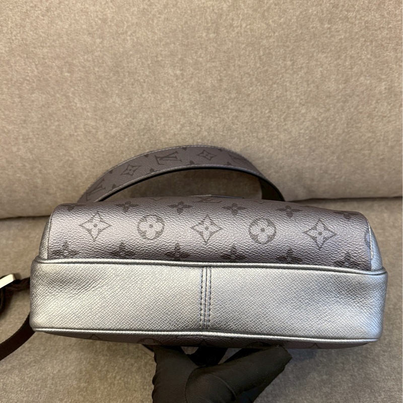 LV 限定款銀郵差包-5
