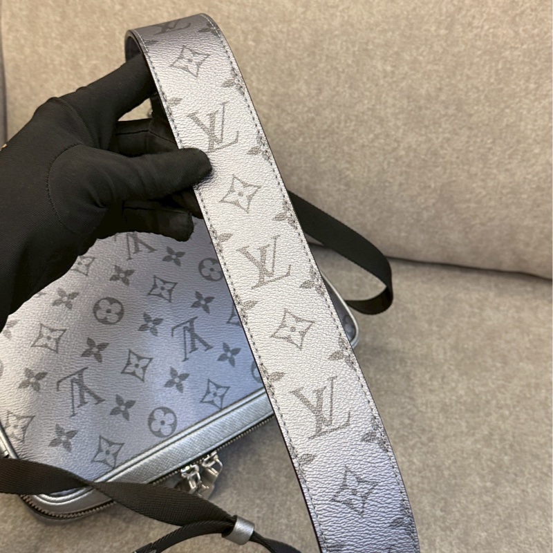 LV 限定款銀郵差包-6