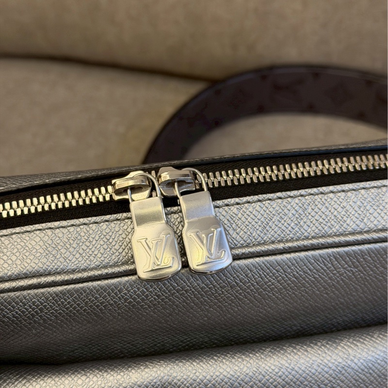 LV 限定款銀郵差包-7