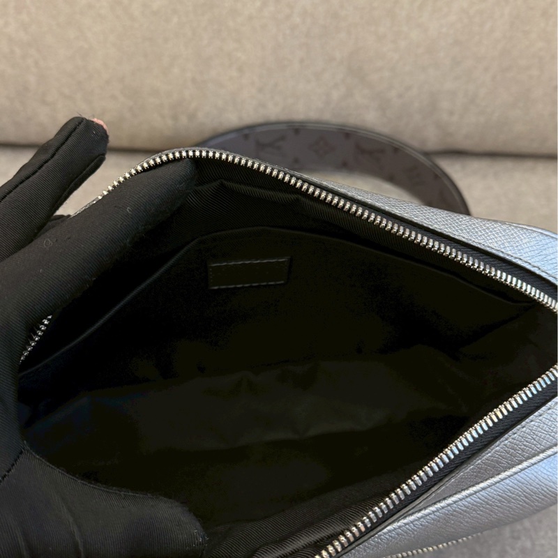 LV 限定款銀郵差包-8