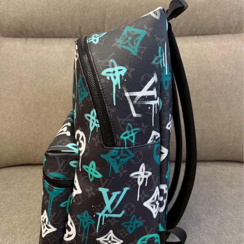 LV新款塗鴉黑色後背包-2