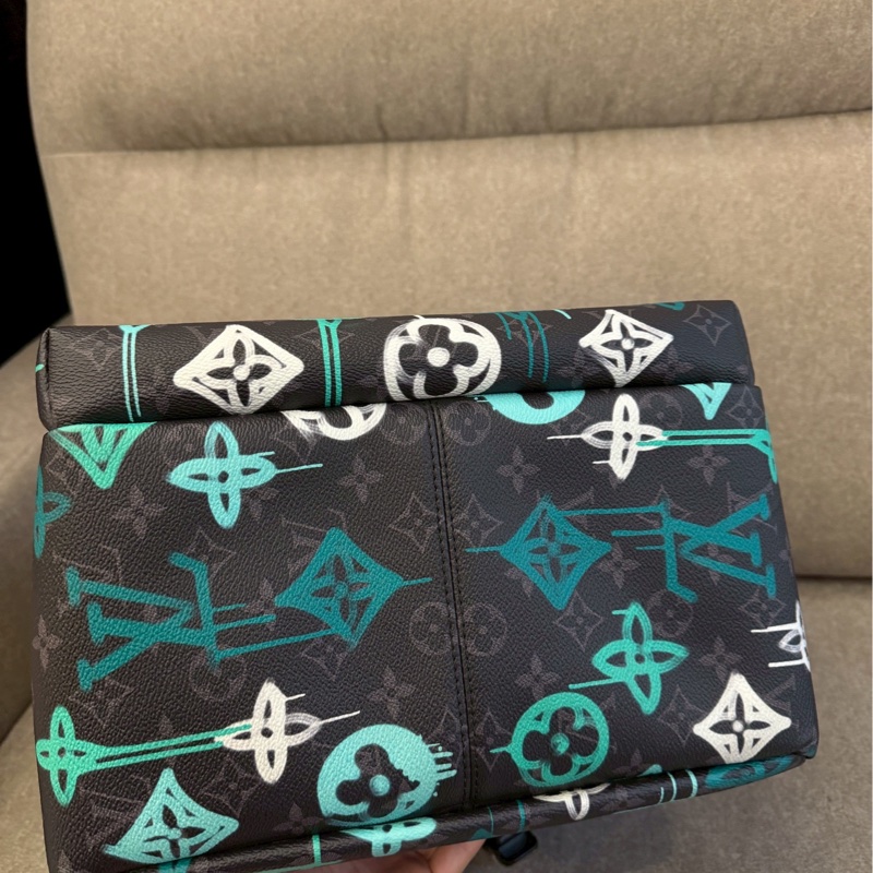 LV新款塗鴉黑色後背包-5
