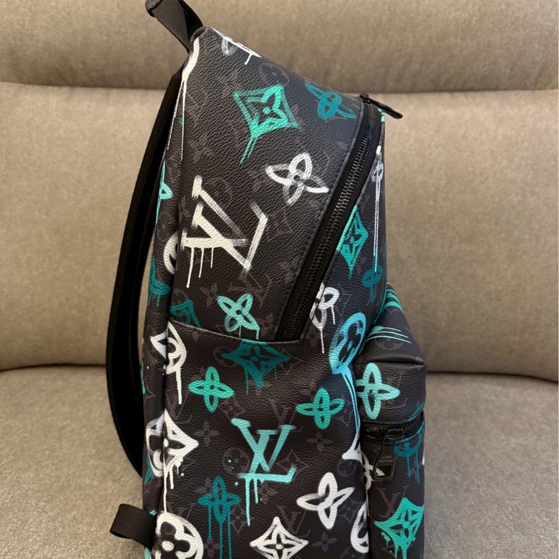 LV新款塗鴉黑色後背包-6