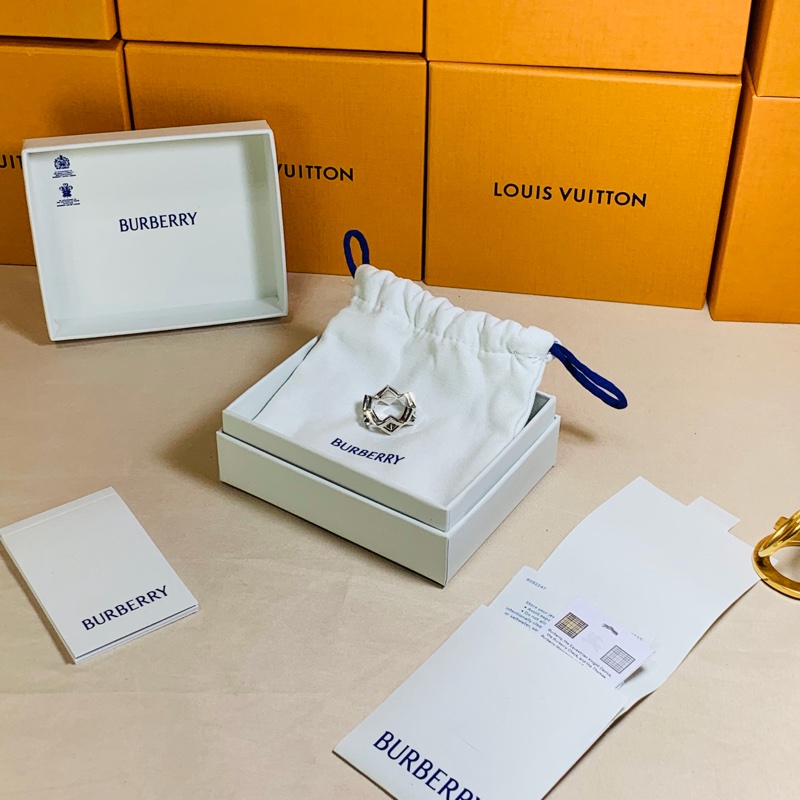 ‼️全台最甜 🎁全新閒置 未使用盒裝 Burberry 巴寶莉 2024 菱形鏤空925純銀 戒指（原價18200）-3