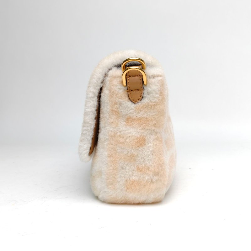 FENDI Baguette法棍包中號米白色毛絨金扣肩背包-1