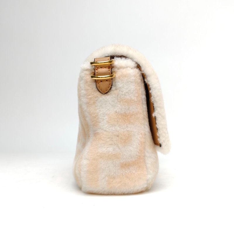 FENDI Baguette法棍包中號米白色毛絨金扣肩背包-3