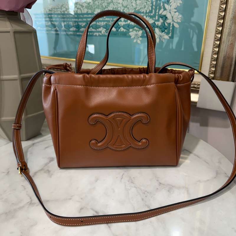 Celine 咖牛皮 Cuir Triomphe小型Cabe金釦雙抽繩手提斜背包111013DU3.04LU-0