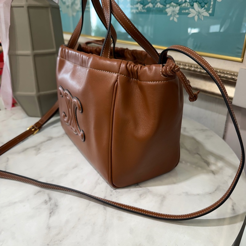 Celine 咖牛皮 Cuir Triomphe小型Cabe金釦雙抽繩手提斜背包111013DU3.04LU-2