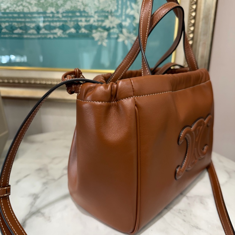 Celine 咖牛皮 Cuir Triomphe小型Cabe金釦雙抽繩手提斜背包111013DU3.04LU-3
