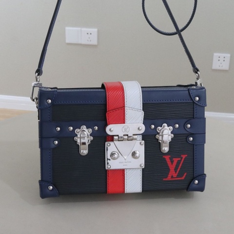 Louis VuittonPETITE MALLE限量版水波紋盒子包吃，男女同款 尺寸20*12*5，配件無