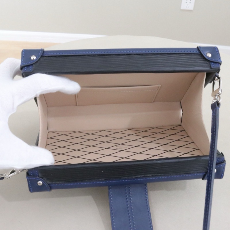 Louis VuittonPETITE MALLE限量版水波紋盒子包吃，男女同款 尺寸20*12*5，配件無-9