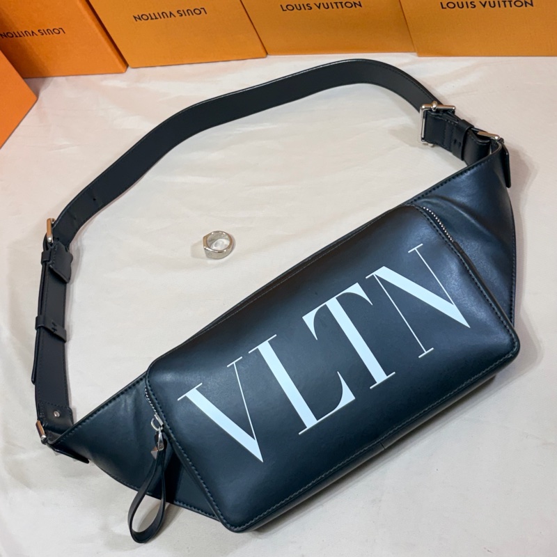 ‼️全台最甜 Valentino 黑白縮寫logo 大腰包 胸包-0