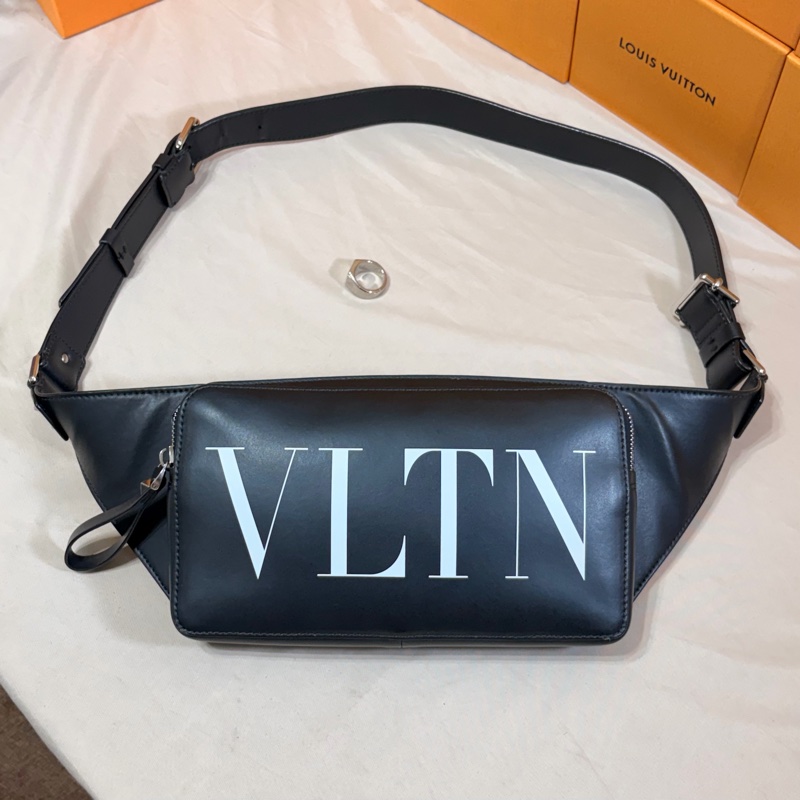 ‼️全台最甜 Valentino 黑白縮寫logo 大腰包 胸包-1
