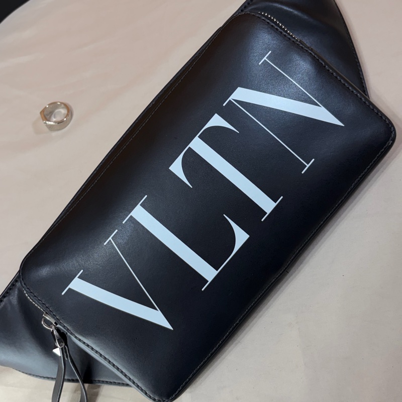 ‼️全台最甜 Valentino 黑白縮寫logo 大腰包 胸包-2