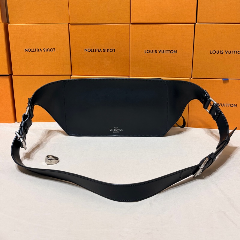 ‼️全台最甜 Valentino 黑白縮寫logo 大腰包 胸包-3