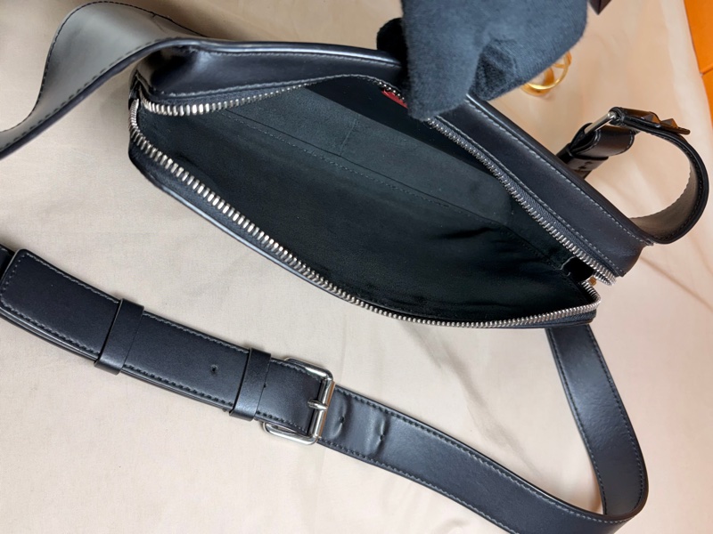 ‼️全台最甜 Valentino 黑白縮寫logo 大腰包 胸包-4