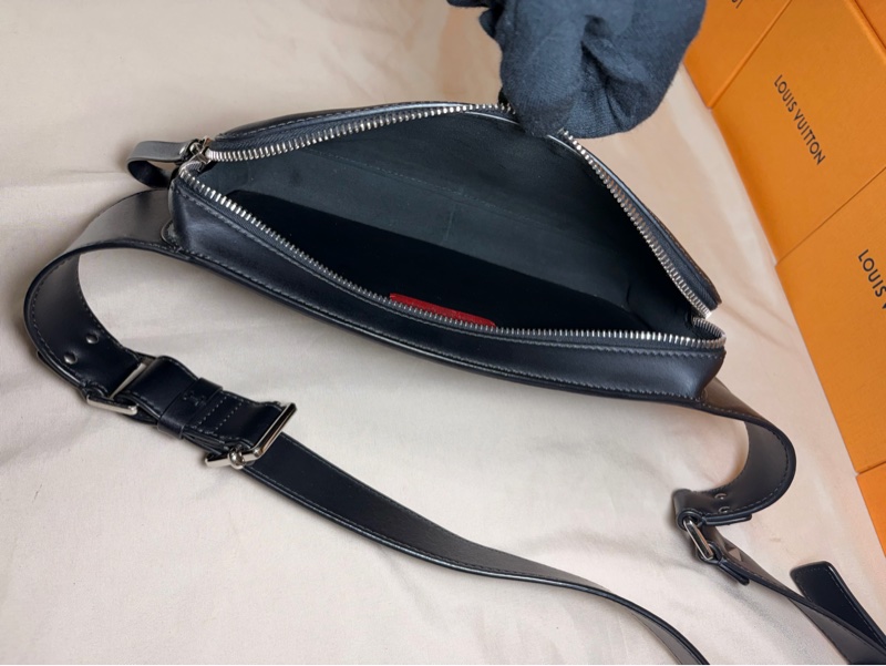 ‼️全台最甜 Valentino 黑白縮寫logo 大腰包 胸包-5