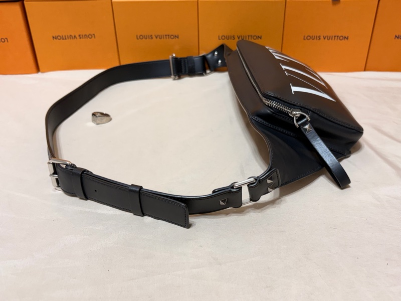 ‼️全台最甜 Valentino 黑白縮寫logo 大腰包 胸包-6