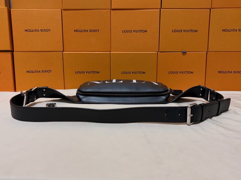 ‼️全台最甜 Valentino 黑白縮寫logo 大腰包 胸包-8