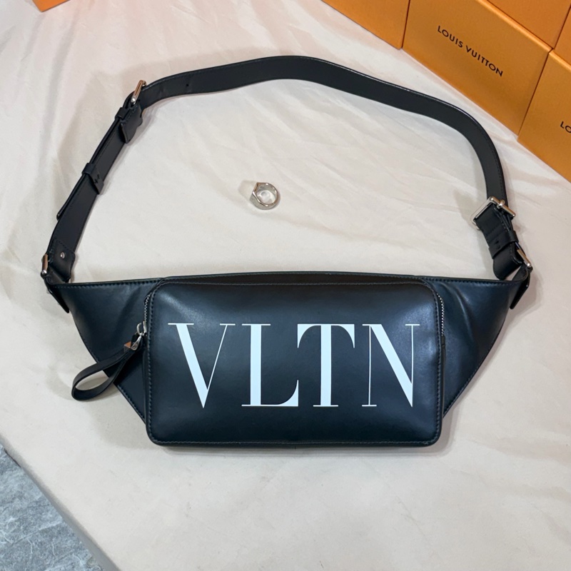 ‼️全台最甜 Valentino 黑白縮寫logo 大腰包 胸包-9