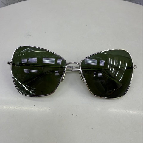 這款太陽眼鏡是 Celine 銀色金屬蝴蝶型太陽眼鏡。