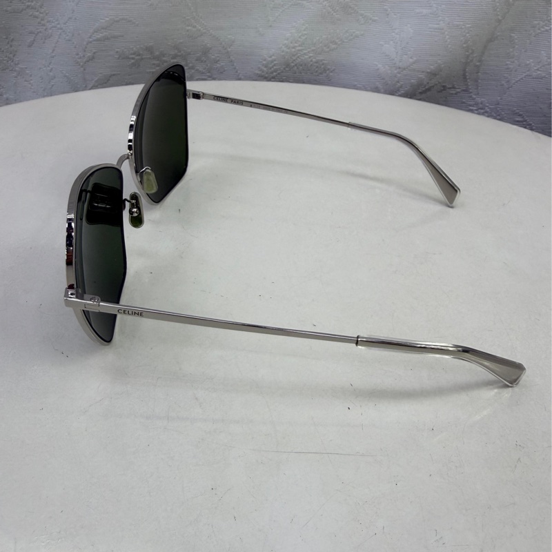 這款太陽眼鏡是 Celine 銀色金屬蝴蝶型太陽眼鏡。-1