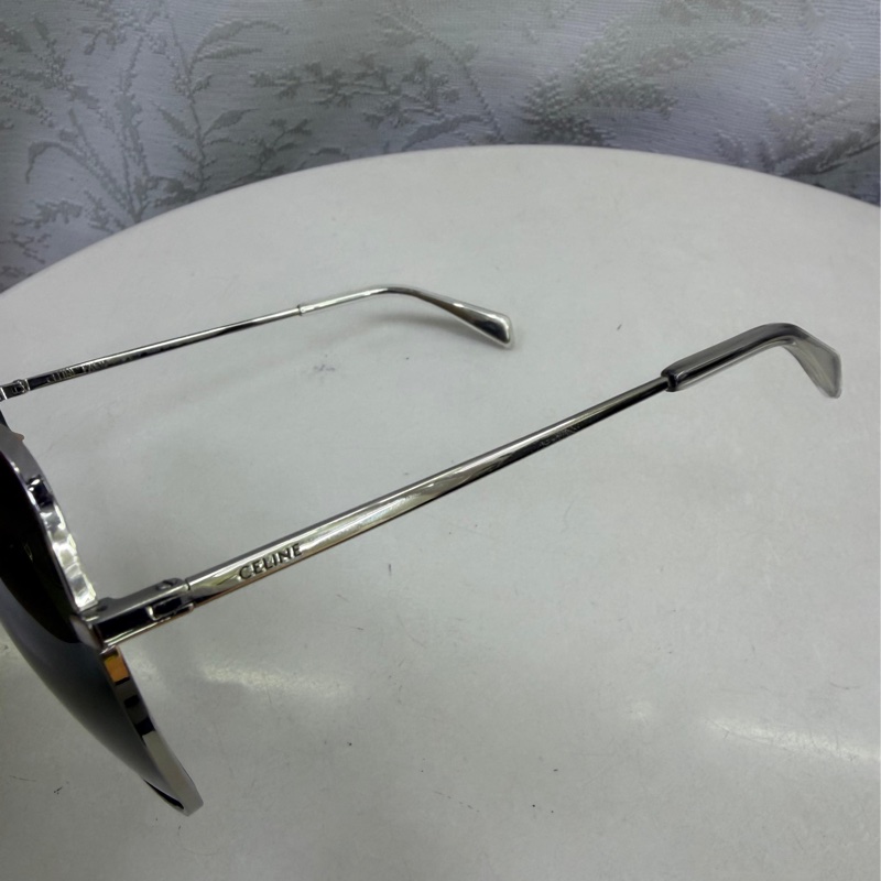 這款太陽眼鏡是 Celine 銀色金屬蝴蝶型太陽眼鏡。-4